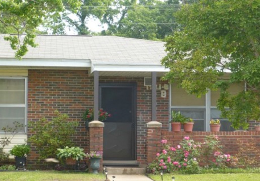 Gibbs Village East in Montgomery, AL - Foto de edificio