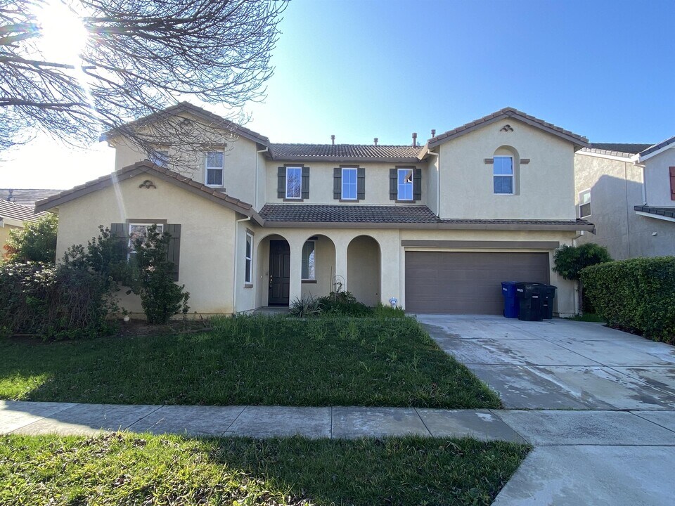 1318 Moonflower Ct in Patterson, CA - Foto de edificio