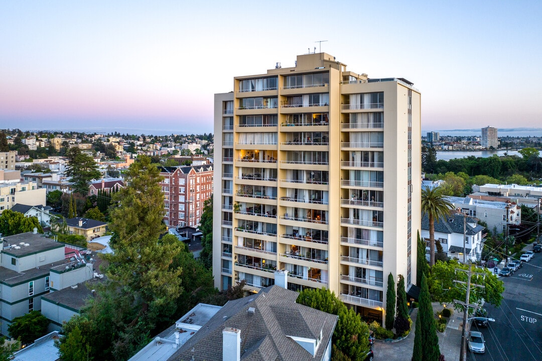 The Van Buren Tower in Oakland, CA - Foto de edificio