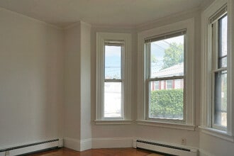 29 Maple St, Unit 29-1L in Waltham, MA - Foto de edificio - Building Photo