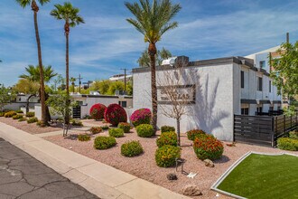 Bella Villas Apartments in Scottsdale, AZ - Foto de edificio - Building Photo