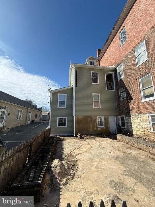 1 E Elger St in Union Bridge, MD - Building Photo