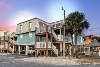 1100 Fort Pickens Rd in Gulf Breeze, FL - Foto de edificio - Building Photo