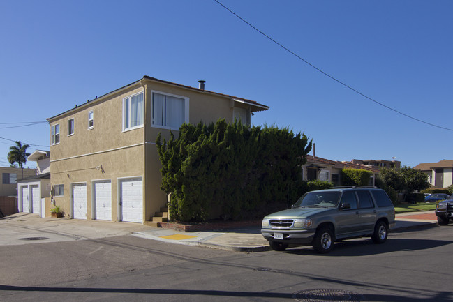 4670-4688 Dawes St in San Diego, CA - Building Photo - Building Photo