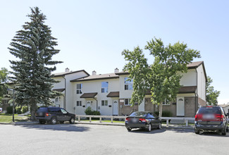 Whitehorn Village II in Calgary, AB - Building Photo - Building Photo