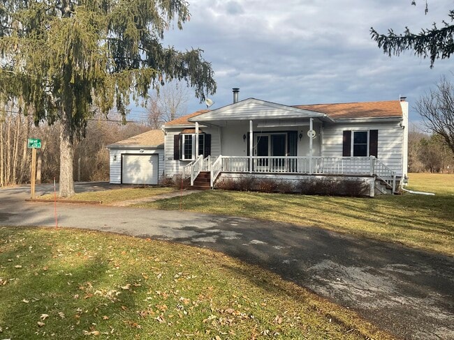 3661 E Lake Rd in Canandaigua, NY - Foto de edificio - Building Photo