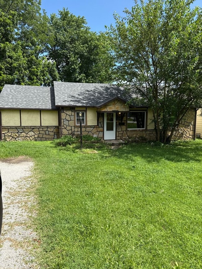 property at 1421 E Nora St