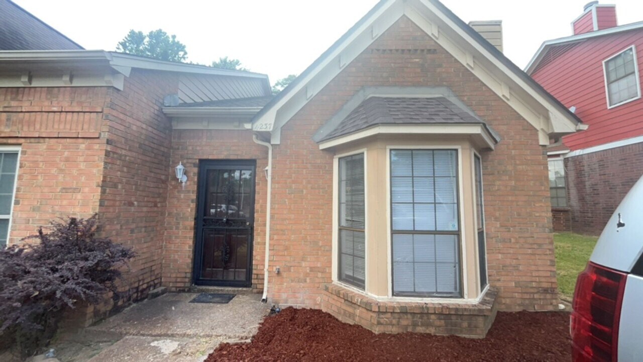 4237 Cedartree Dr in Memphis, TN - Building Photo