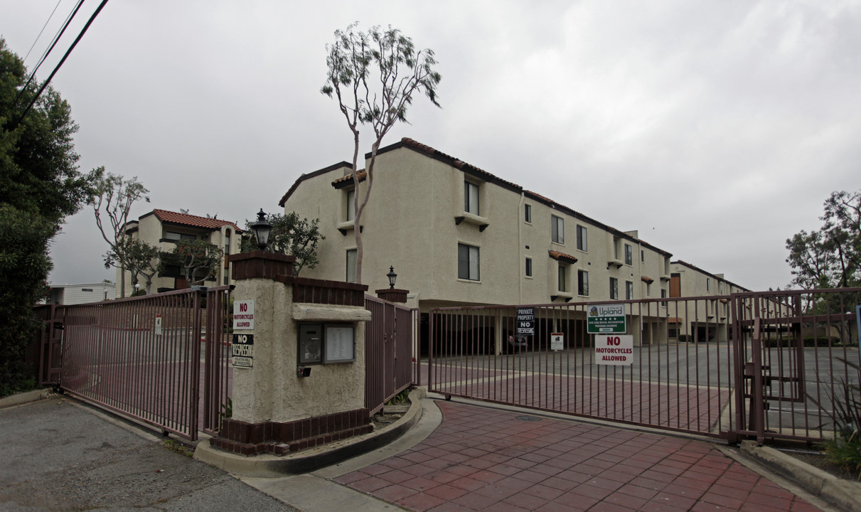 Las Brisas Apartments in Upland, CA - Foto de edificio