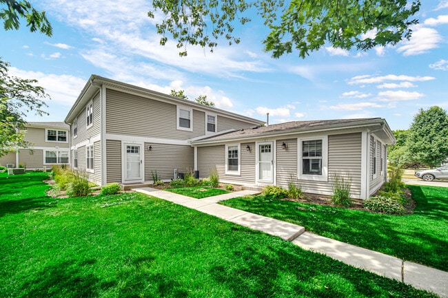 323 Somerset Ln in Vernon Hills, IL - Building Photo - Building Photo