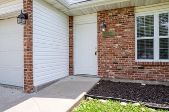 202 Nikki Way in Columbia, MO - Foto de edificio - Building Photo
