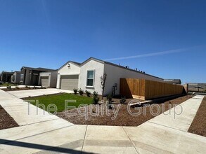 2502 Cambridge Ct in Hanford, CA - Building Photo - Building Photo