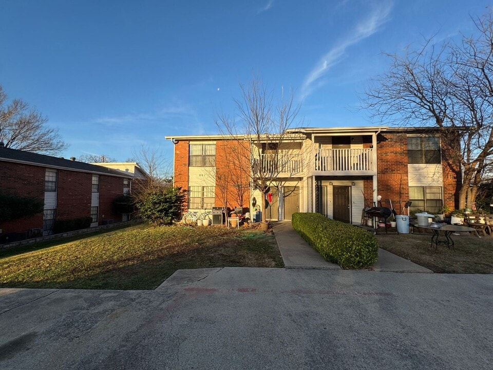 801 SE 4th St in Grand Prairie, TX - Building Photo