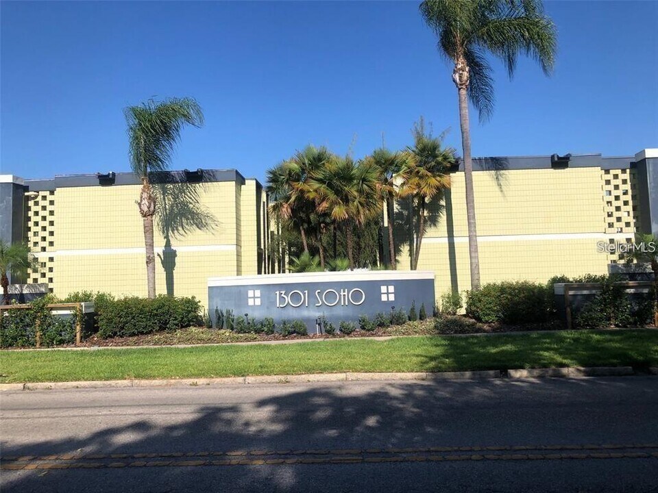 1301 S Howard Ave in Tampa, FL - Building Photo