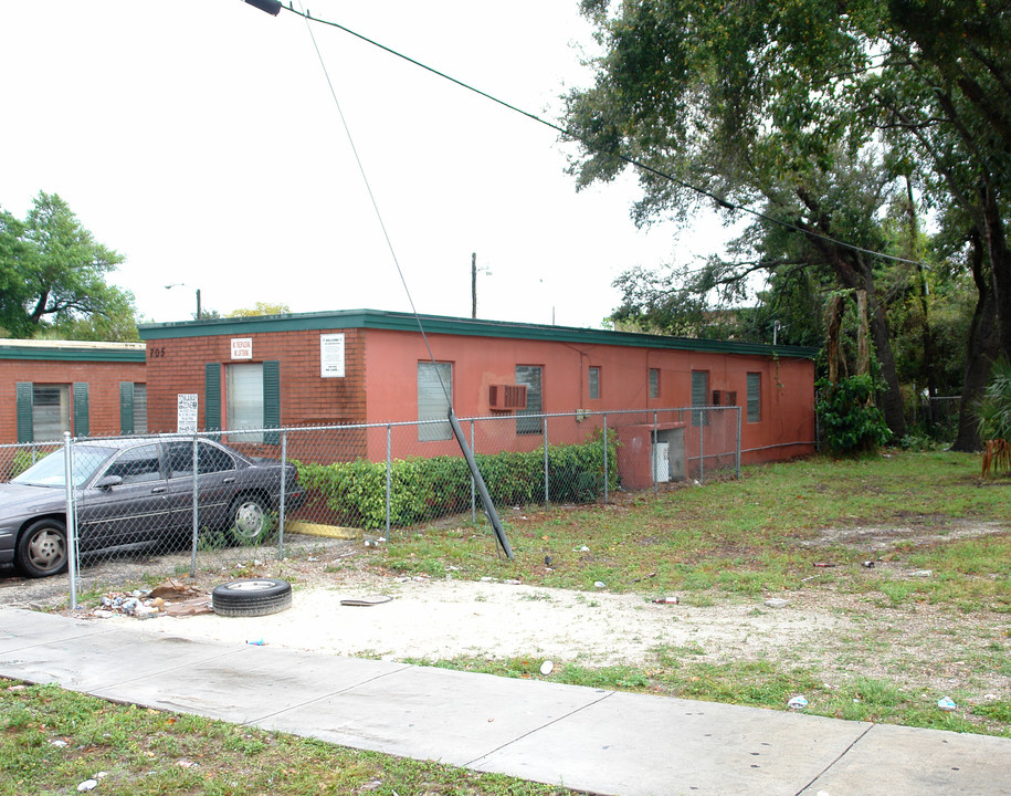 705 Ja Ely Blvd in Hollywood, FL - Building Photo