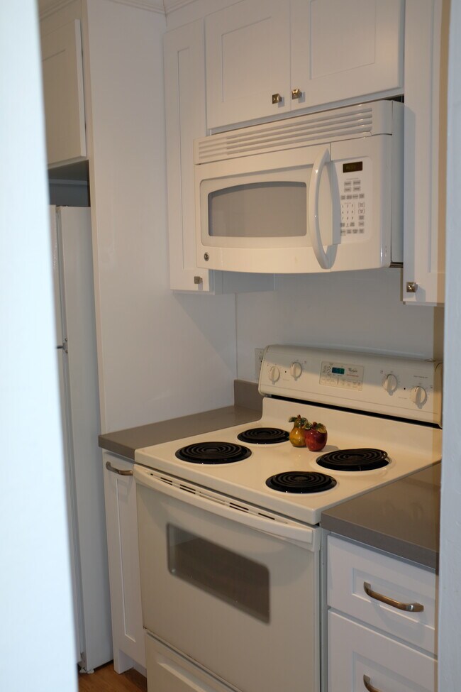 330 N Civic Dr, Unit 408 in Walnut Creek, CA - Building Photo - Building Photo