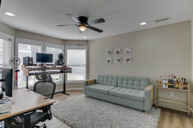 4815 Lake Dr in Virginia Beach, VA - Building Photo - Building Photo