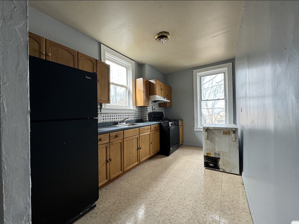 21 Bergen Ave, Unit 2 in Jersey City, NJ - Building Photo