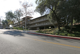 2076 Valderas Dr in Glendale, CA - Foto de edificio - Building Photo