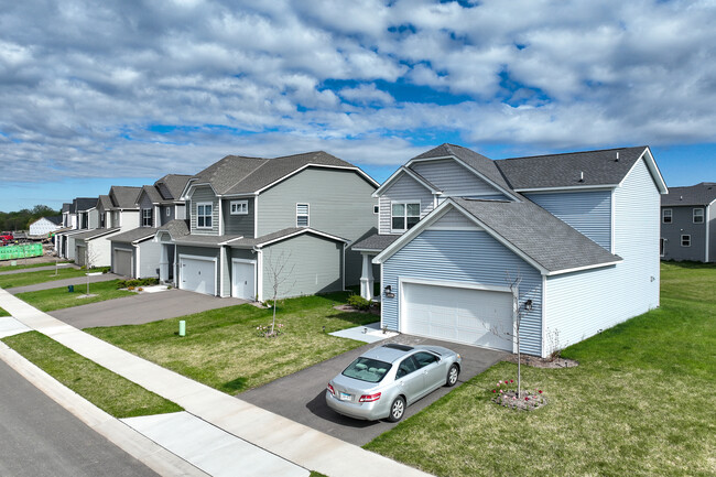 Edgewater Landing in Rogers, MN - Foto de edificio - Building Photo