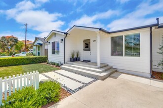 219 Santa Isabel Ave in Costa Mesa, CA - Building Photo - Building Photo