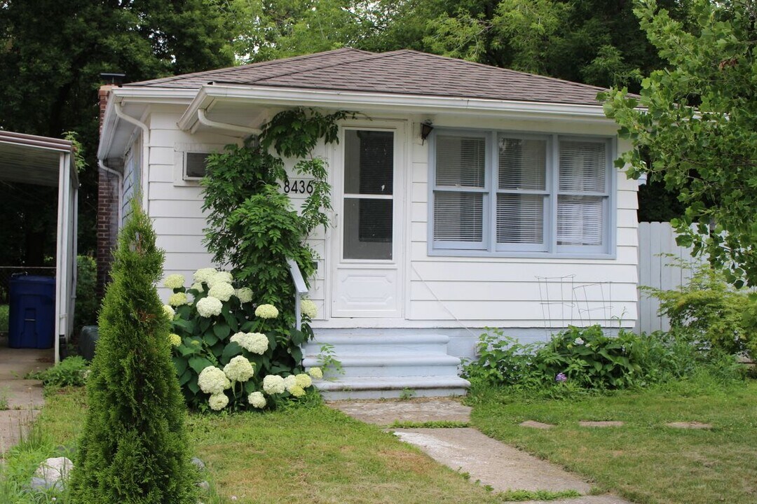 8436 Lozier Ave in Warren, MI - Building Photo