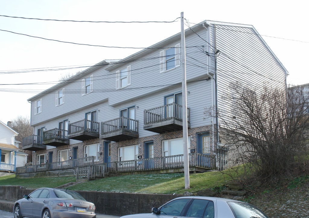 124-132 E Logan St in Bellefonte, PA - Building Photo