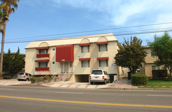 Kester Courtyard Apartments in Van Nuys, CA - Building Photo - Building Photo