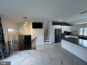 62 Lakeview Ct in Hamilton Township, NJ - Foto de edificio - Building Photo
