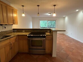 7487 SW 82nd St in Miami, FL - Building Photo - Building Photo