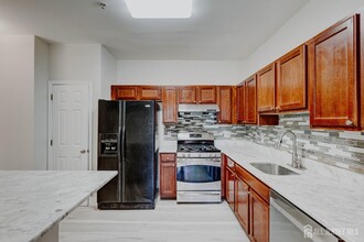 79 Forest Dr in Piscataway, NJ - Foto de edificio - Building Photo