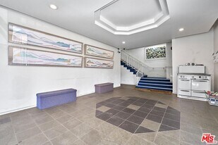 326 S Manhattan Pl in Los Angeles, CA - Building Photo