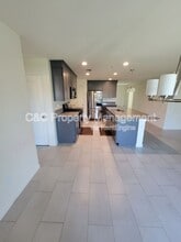 1366 W Butterfield Ln in Hanford, CA - Building Photo - Building Photo