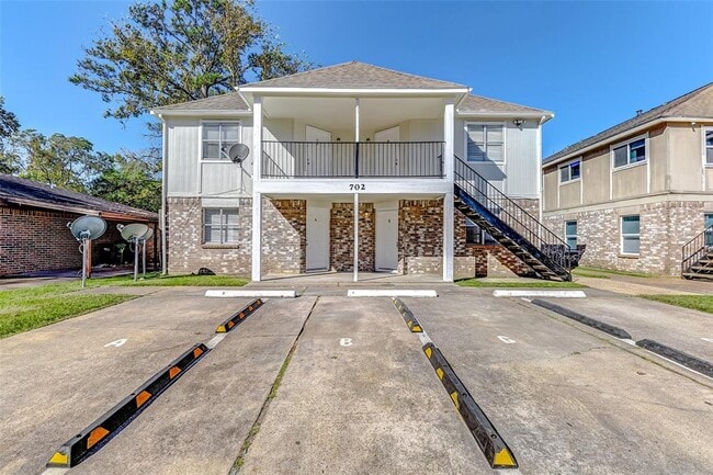 property at 702 Lyle W Ave