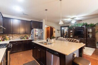 1605 Brook Glen Dr in Euless, TX - Building Photo - Building Photo