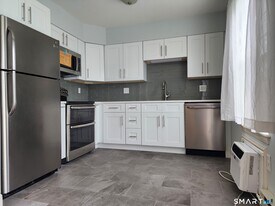 52 Glen Ridge Ct in New Milford, CT - Building Photo