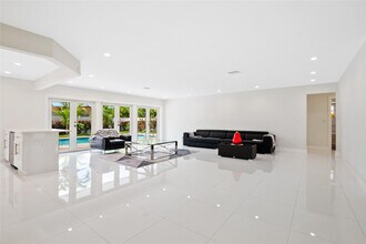 21100 Highland Lakes Blvd in Miami, FL - Building Photo - Building Photo