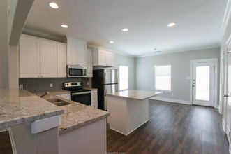 124 Waverly Dr in Bryan, TX - Building Photo - Building Photo