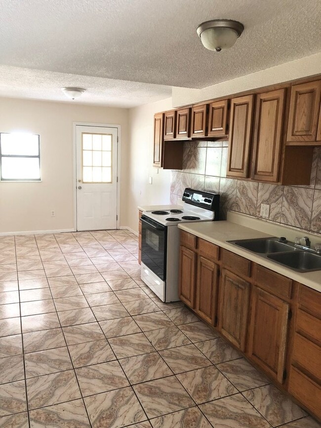 5740 9th St in Zephyrhills, FL - Building Photo - Building Photo