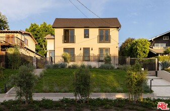 1020 Manzanita St in Los Angeles, CA - Building Photo - Building Photo