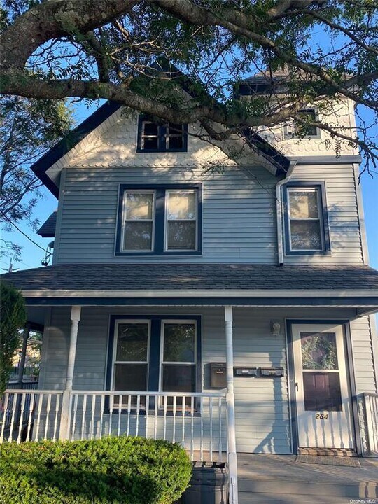 284 Rocklyn Ave in East Rockaway, NY - Building Photo