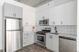 61 W Erie St in Chicago, IL - Foto de edificio - Building Photo