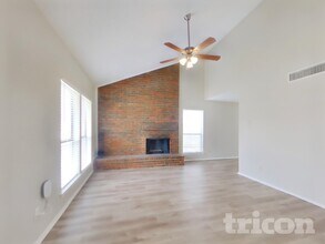 3914 Sweetgum Ct in Flower Mound, TX - Foto de edificio - Building Photo