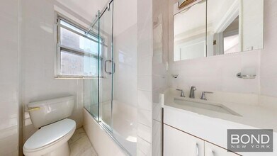 20 Fifth Avenue in New York, NY - Building Photo - Building Photo