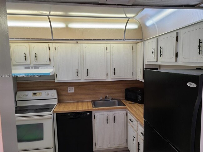 8411 Lagos De Campo Blvd in Tamarac, FL - Building Photo - Building Photo