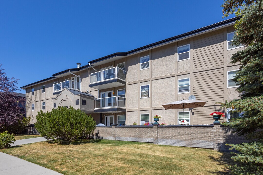2010 35 Av SW in Calgary, AB - Building Photo
