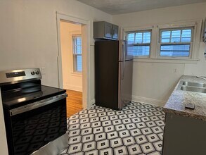 3362 Sutton Rd, Unit First Floor in Shaker Heights, OH - Foto de edificio - Building Photo