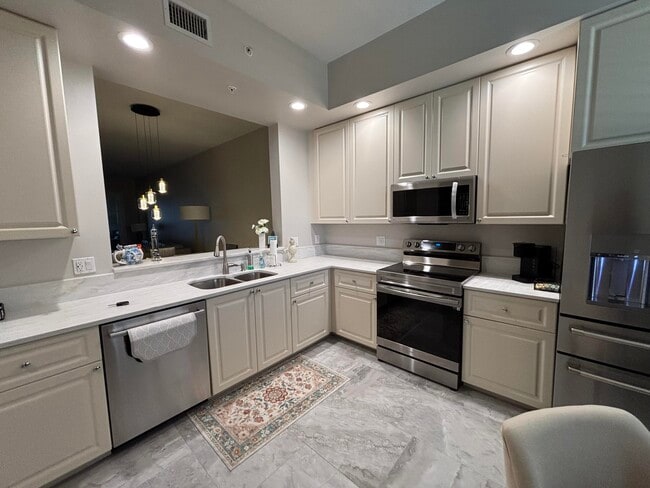 33 Harbour Isle Dr W in Fort Pierce, FL - Building Photo - Building Photo