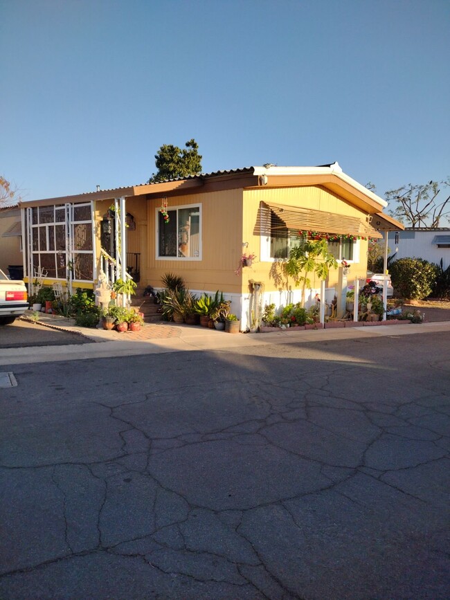 1174-11E9 W Main St in El Cajon, CA - Building Photo - Building Photo