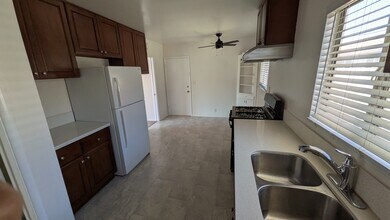 416 N Marguerita Ave, Unit D in Alhambra, CA - Foto de edificio - Building Photo